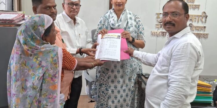 चर्मकार समाजाची मागणी; दुकानांची जागा वाढवून देण्यासाठी उपनगराध्यक्षांना निवेदन