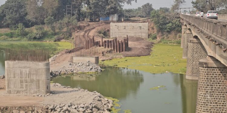 शहादा तालुक्यात रस्ते व पुलांची कामे रखडली; पावसाळ्यात विद्यार्थी व शेतकऱ्यांचे हाल होण्याची शक्यता