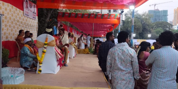 कांदिवलीत १४वा सामूहिक विवाह सोहळा संपन्न; १५ जोडप्यांचे लग्न, सामाजिक बांधिलकीचा प्रत्यय