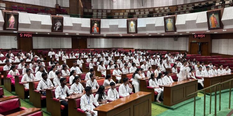 ‘स्कूल संसद’ उपक्रमात आलेगावच्या प्रग्यान धारतरकरची राज्यस्तरावर निवड; ‘स्टुडंट एमपी’ म्हणून विधान भवन भेट