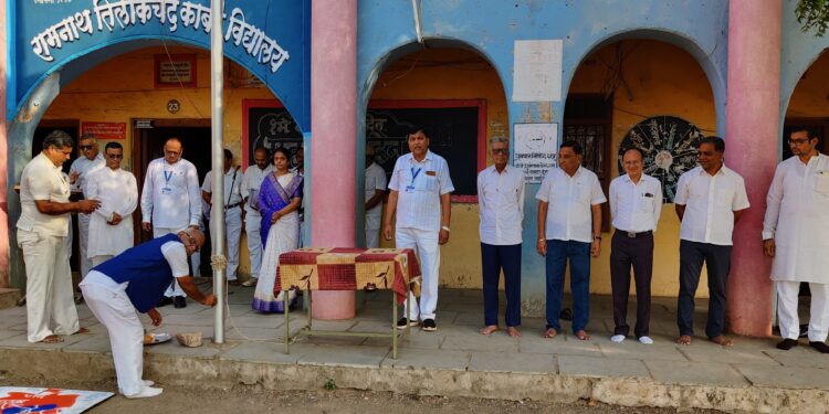 रा. ति. काबरे विद्यालय, एरंडोल येथे महाराष्ट्र दिन उत्साहात साजरा