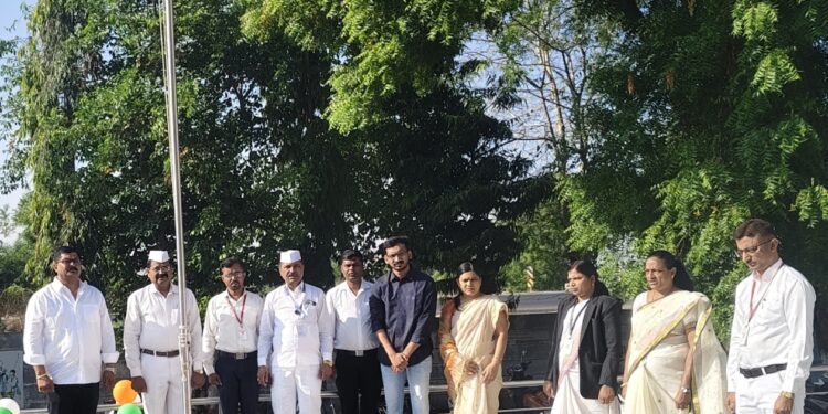 एम.एस.जी.एस. शैक्षणिक संकुलात महाराष्ट्र दिन व आंतरराष्ट्रीय कामगार दिन उत्साहात साजरा