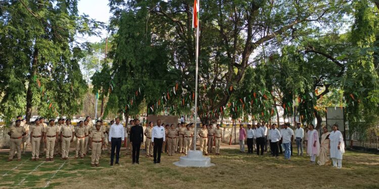 वर्धा येथे महाराष्ट्र राज्य स्थापना दिन उत्साहात साजरा