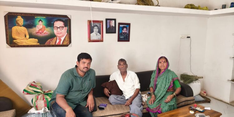 सीमा रक्षकाच्या मातापित्याची गॅससाठी ससेहोलपट; सामाजिक कार्यकर्ते मदतीला धावले