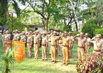 वर्धा येथे महाराष्ट्र दिन उत्साहात; पोलिसांचा गौरव