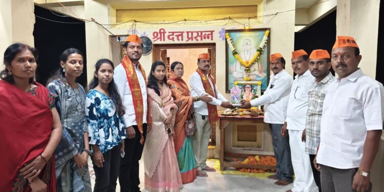 निमसाखर गावात श्री स्वामी समर्थ महाराजांची पौर्णिमा उत्साहात साजरी