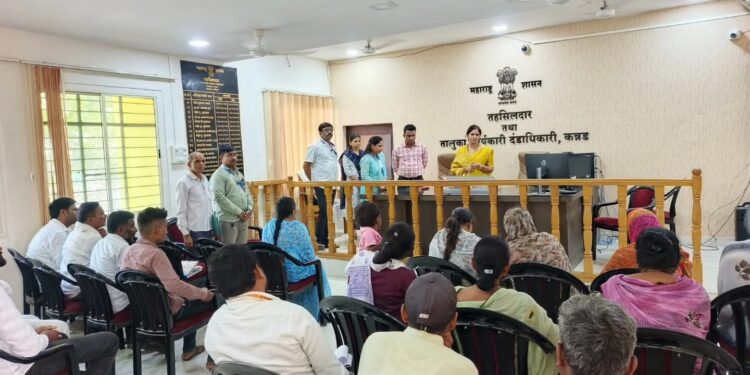 कन्नड-सोयगावमधील आत्महत्याग्रस्त शेतकरी कुटुंबांना शासकीय मदतीचा आधार; तहसील कार्यालयात धनादेशांचे वाटप
