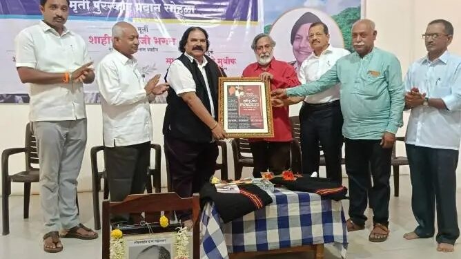 लोकशाहीर द. ना. गव्हाणकर स्मृती पुरस्कार २०२६ विद्रोही शाहीर संभाजी भगत यांना प्रदान