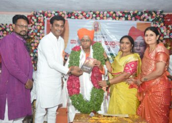 परमपूज्य बसवलींग पट्टदेवरु अप्पाजी यांचा सोनू डगवाले यांच्या हस्ते सत्कार