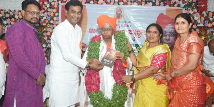 परमपूज्य बसवलींग पट्टदेवरु अप्पाजी यांचा सोनू डगवाले यांच्या हस्ते सत्कार