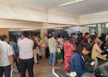 निगडीतील माई सेवा केंद्रात गर्दीचा भडका; बंदमुळे नागरिक त्रस्त