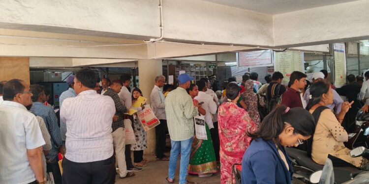 निगडीतील माई सेवा केंद्रात गर्दीचा भडका; बंदमुळे नागरिक त्रस्त