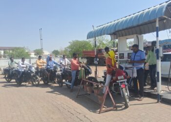 सिरसाळा येथील राजवीर पेट्रोलियमवर इंधनाचा तुटवडा? ग्राहकांना केवळ ३०० रुपयांचेच पेट्रोल; वाहनचालकांचे हाल