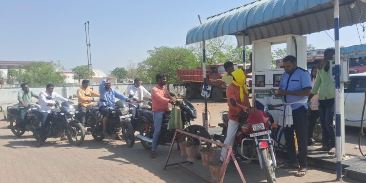 सिरसाळा येथील राजवीर पेट्रोलियमवर इंधनाचा तुटवडा? ग्राहकांना केवळ ३०० रुपयांचेच पेट्रोल; वाहनचालकांचे हाल