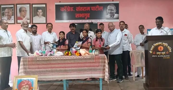 हसूर खुर्द येथे निसर्ग संवर्धन व वणवा प्रतिबंधासाठी कार्य करणाऱ्यांसह गुणवंत विद्यार्थ्यांचा गौरव