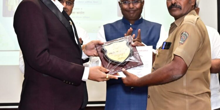 ९८% वीजबिल वसुलीबद्दल तंत्रज्ञ राम हरी अण्णा यांचा गौरव