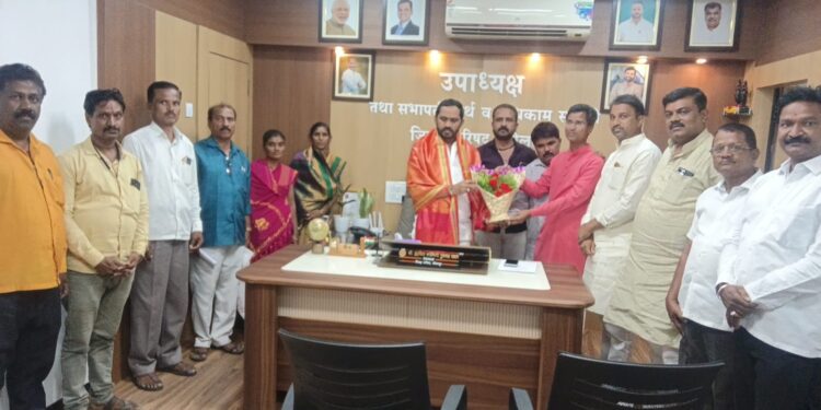 सोलापूर जिल्हा परिषदेच्या नूतन पदाधिकाऱ्यांचा जंगी सत्कार; ‘जपानी सलून खुर्ची’ योजना राबवण्याची मागणी