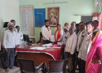 मलकापूर महावितरण कार्यालयावर शेतकऱ्यांची धडक; विविध समस्यांवर अभियंत्यांचे आश्वासन