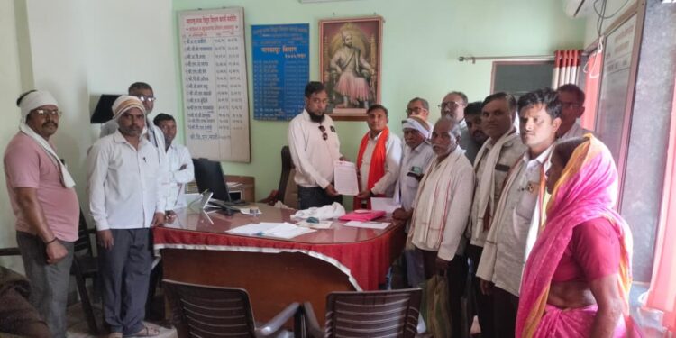 मलकापूर महावितरण कार्यालयावर शेतकऱ्यांची धडक; विविध समस्यांवर अभियंत्यांचे आश्वासन