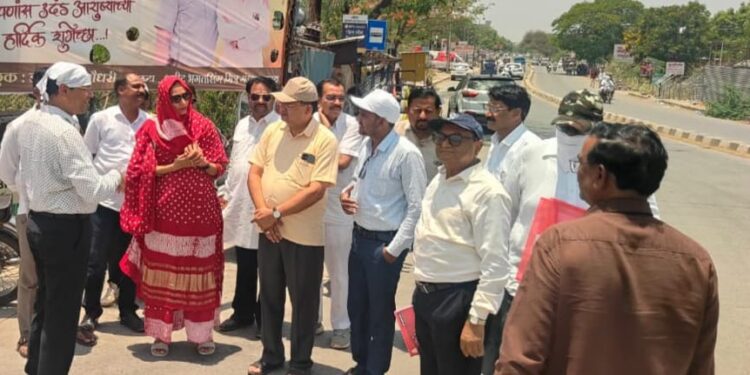 स्ट्रीट लाईट व नाले सफाईसाठी उपाध्यक्षा माधवीताई पाटील आक्रमक