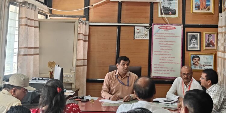 वीज खंडिततेमुळे पाणीपुरवठा विस्कळीत; भाजप नगरसेवकांची महावितरण कार्यालयावर धडक