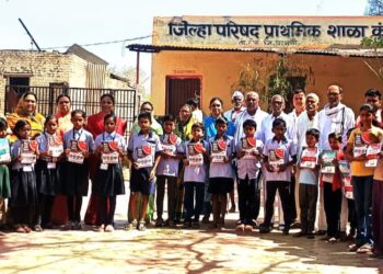 गोड जेवणानिमित्त विद्यार्थ्यांना शिष्यवृत्ती व नवोदय पुस्तके वाटप; कुंडी गावात प्रेरणादायी उपक्रम