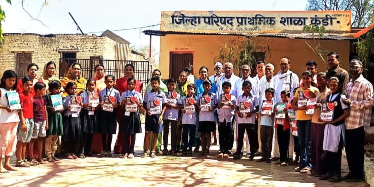 गोड जेवणानिमित्त विद्यार्थ्यांना शिष्यवृत्ती व नवोदय पुस्तके वाटप; कुंडी गावात प्रेरणादायी उपक्रम
