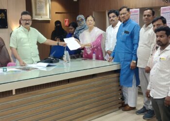 नरसापुर प्रकरणी जिल्हाधिकाऱ्यांना निवेदन; आरोपीवर कठोर कारवाईची मागणी