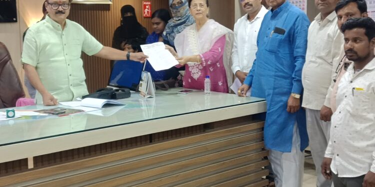 नरसापुर प्रकरणी जिल्हाधिकाऱ्यांना निवेदन; आरोपीवर कठोर कारवाईची मागणी