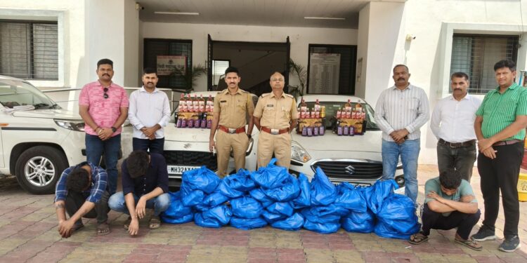 वर्ध्यात पहाटे मोठी कारवाई; १५ लाखांची अवैध दारू जप्त, दोन कारसह तिघे ताब्यात