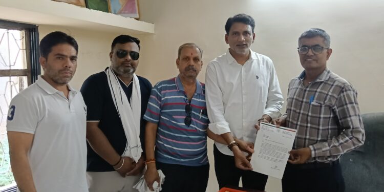 किनवट महावितरण कार्यालयात नेम्माणीवारांचे धडक निवेदन; वीज लपंडाव थांबवा, अन्यथा तीव्र जनआंदोलनाचा इशारा