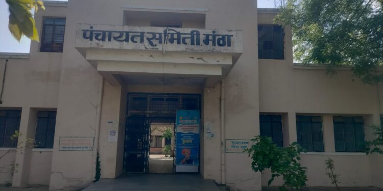 मंठा पंचायत समितीचे अधिकारी जोमात, सर्वसामान्य जनता कोमात!