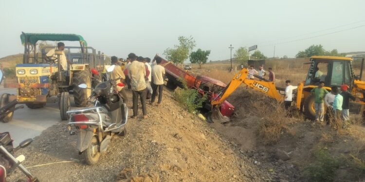 कजगाव–पारोळा रस्त्यावर ट्रॅक्टर खड्ड्यात पलटी; अपघातात मोठे नुकसान, जीवितहानी टळली