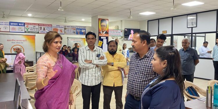 मुख्यमंत्री जनसंपर्क कार्यालयाला ज्वाला धोटे यांची भेट