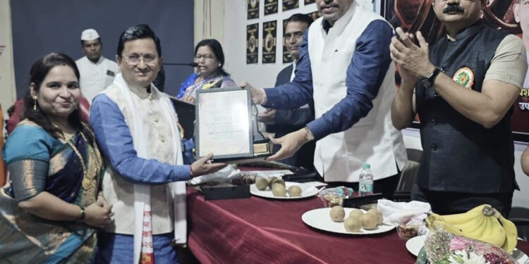 समाजसेवेतील उल्लेखनीय कार्याबद्दल किशोर पाटील यांना ‘महाराष्ट्र रत्न पुरस्कार’ प्रदान