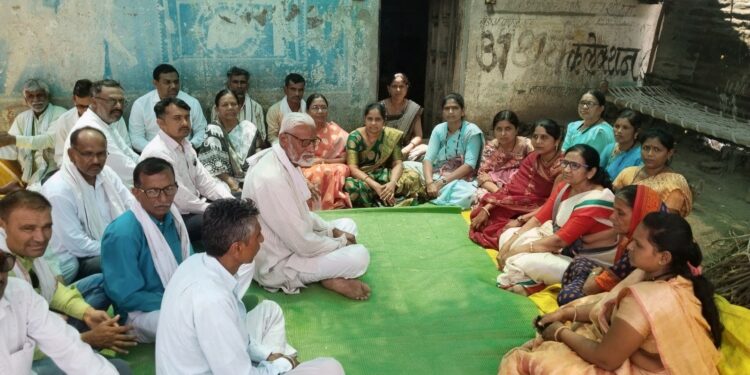 सावरगाव अत्याचारग्रस्त चिमुकलीची वंचित बहुजन आघाडीच्या पदाधिकाऱ्यांकडून भेट; न्यायासाठी लढा सुरू ठेवण्याची ग्वाही