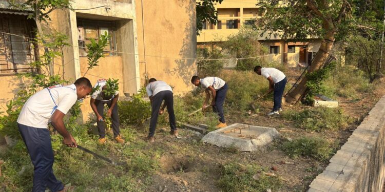 वर्धा पोलिस दलाचा स्वच्छतेचा संकल्प; ‘स्वच्छ वर्धा-सुंदर वर्धा’ उपक्रमांतर्गत श्रमदान मोहीम संपन्न