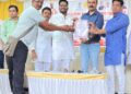 शेती क्षेत्रातील उल्लेखनीय कार्याबद्दल भरत साळुंखे यांचा तहसीलदारांच्या हस्ते सन्मान