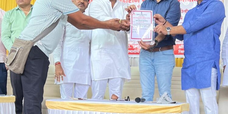 शेती क्षेत्रातील उल्लेखनीय कार्याबद्दल भरत साळुंखे यांचा तहसीलदारांच्या हस्ते सन्मान