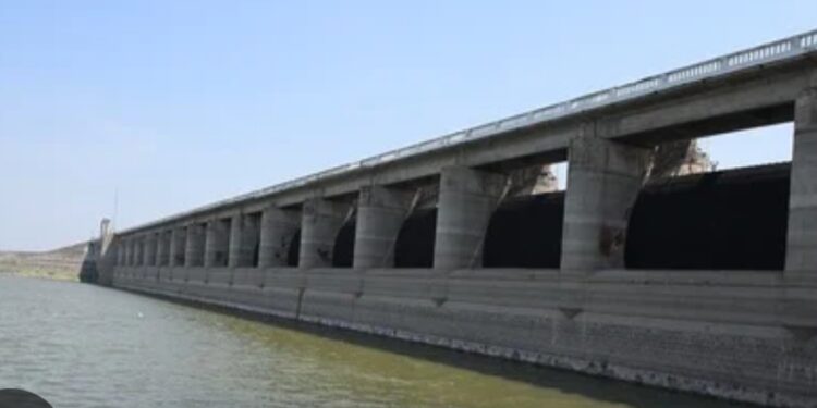 मांजरा धरणात केवळ ३२% पाणीसाठा; अंबाजोगाईसह केज, धारूरमध्ये पाणीसंकट गडद!
