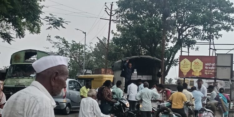 महाराणा प्रताप चौकात पुन्हा अतिक्रमण; फळगाड्यांमुळे वाहतुकीचा खोळंबा