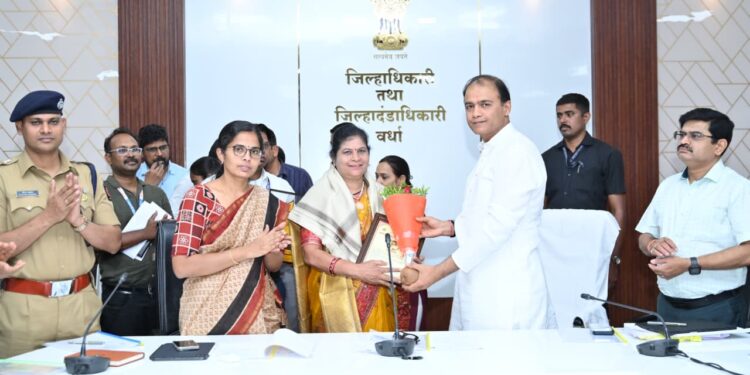 पालकमंत्र्यांच्या हस्ते जिल्हास्तरीय पुण्यश्लोक अहिल्यादेवी होळकर पुरस्कारांचे वितरण