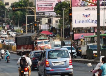 भोसरीतील धावडे वस्ती परिसरात वाहतूक कोंडी; पीएमपीएमएल व खासगी वाहनांच्या रस्त्यावरील पार्किंगमुळे समस्या गंभीर