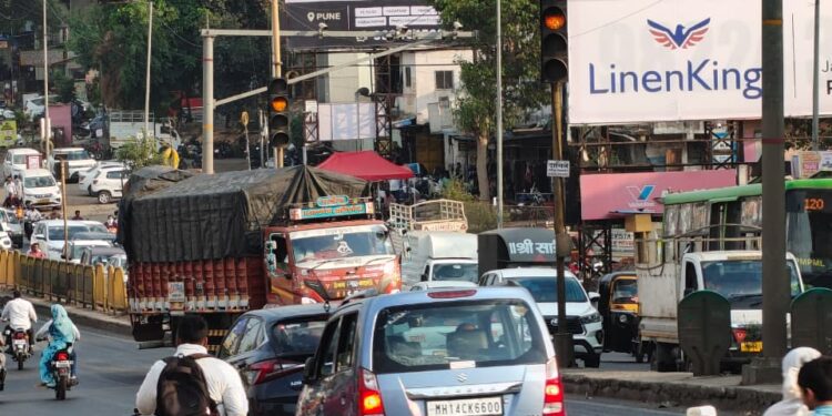 भोसरीतील धावडे वस्ती परिसरात वाहतूक कोंडी; पीएमपीएमएल व खासगी वाहनांच्या रस्त्यावरील पार्किंगमुळे समस्या गंभीर