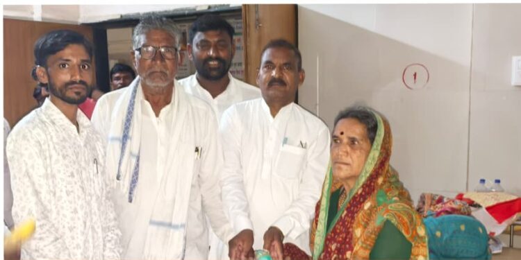 बाळासाहेब आंबेडकर यांच्या वाढदिवसानिमित्त ग्रामीण रुग्णालयात फळे वाटप