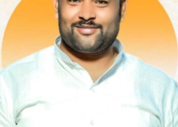 मिलिंदशेठ भोईटे यांच्याकडून संदीप घोडके कुटुंबाला एक लाख रुपयांची मदत