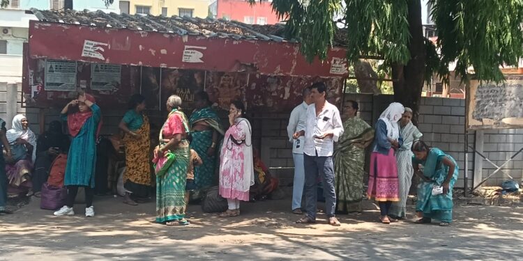 बस थांबा नावालाच; झाडाच्या सावलीचा प्रवाशांना आधार