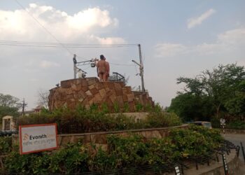 वर्ध्यात महात्मा गांधी यांच्या पुतळ्याची विटंबना; नागरिकांमध्ये संताप