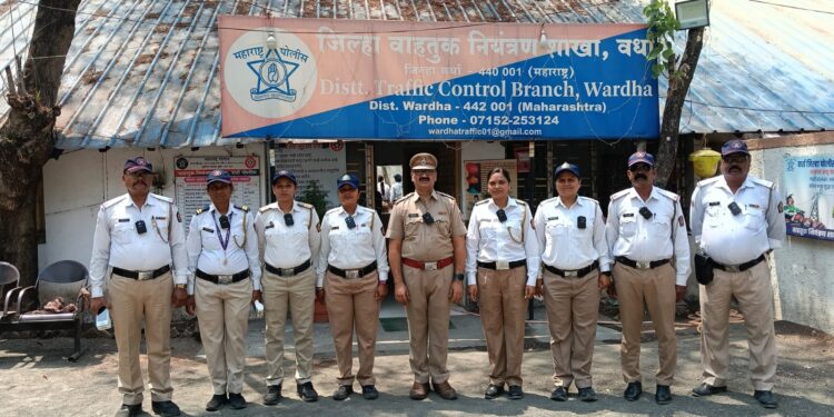 वाहतूक पोलिसांना मिळाले बॉडी वॉर्न कॅमेरे; नियमभंग करणाऱ्यांवर आता डिजिटल नजर