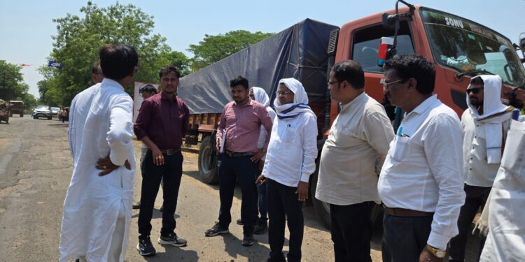 देसाईगंज-कुरखेडा महामार्गावरील खड्ड्यांची आमदार रामदास मसराम यांच्याकडून पाहणी